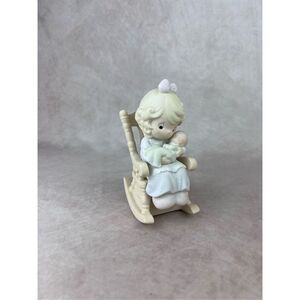 Precious Moments “Love Never Leaves A Mother’s Arms” Figurine 1995 #523941